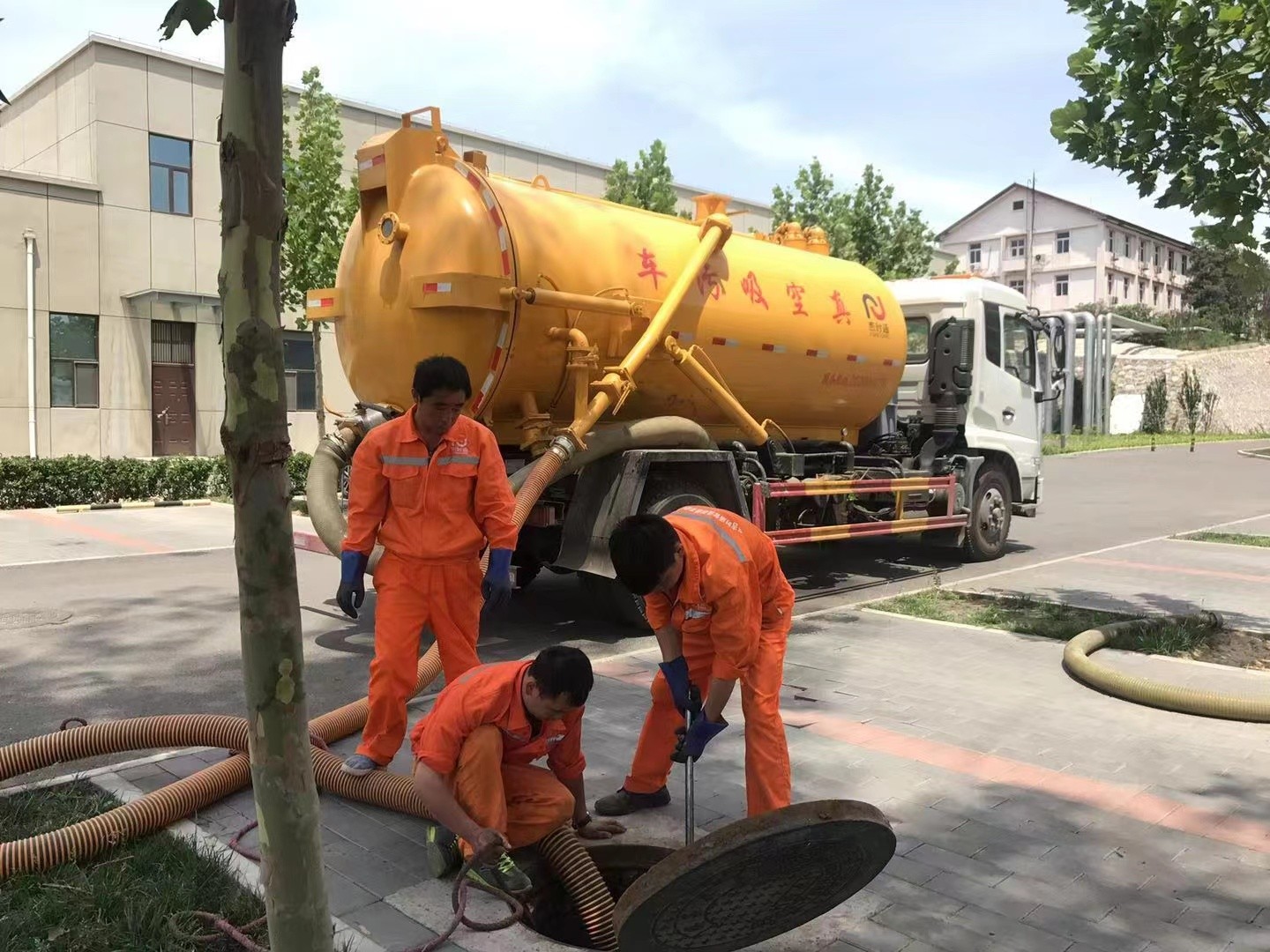 临猗管道疏通车停在窨井附近